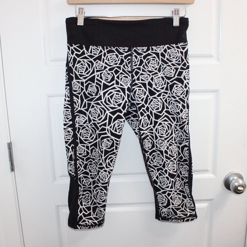 3/$30 Lululemon Real Quick Crop 17" Posey Black White‎ Size 6